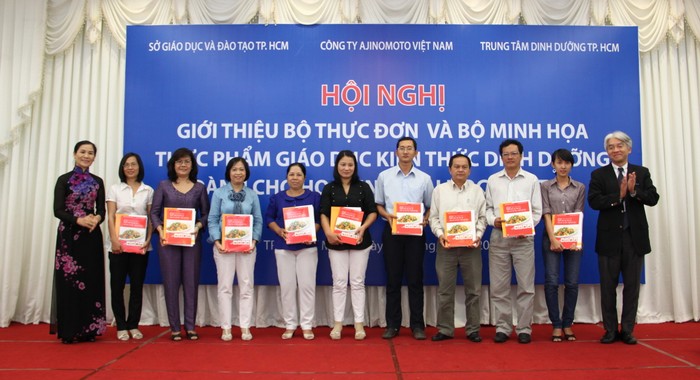 Dự án Bữa ăn học đường do Công ty Ajinomoto Việt Nam khởi xướng đầu tiên tại TP.HCM với sự phối hợp của Sở Giáo dục và Đào tạo TP.HCM và sự tư vấn về chuyên môn của Trung tâm Dinh dưỡng TP.HCM.